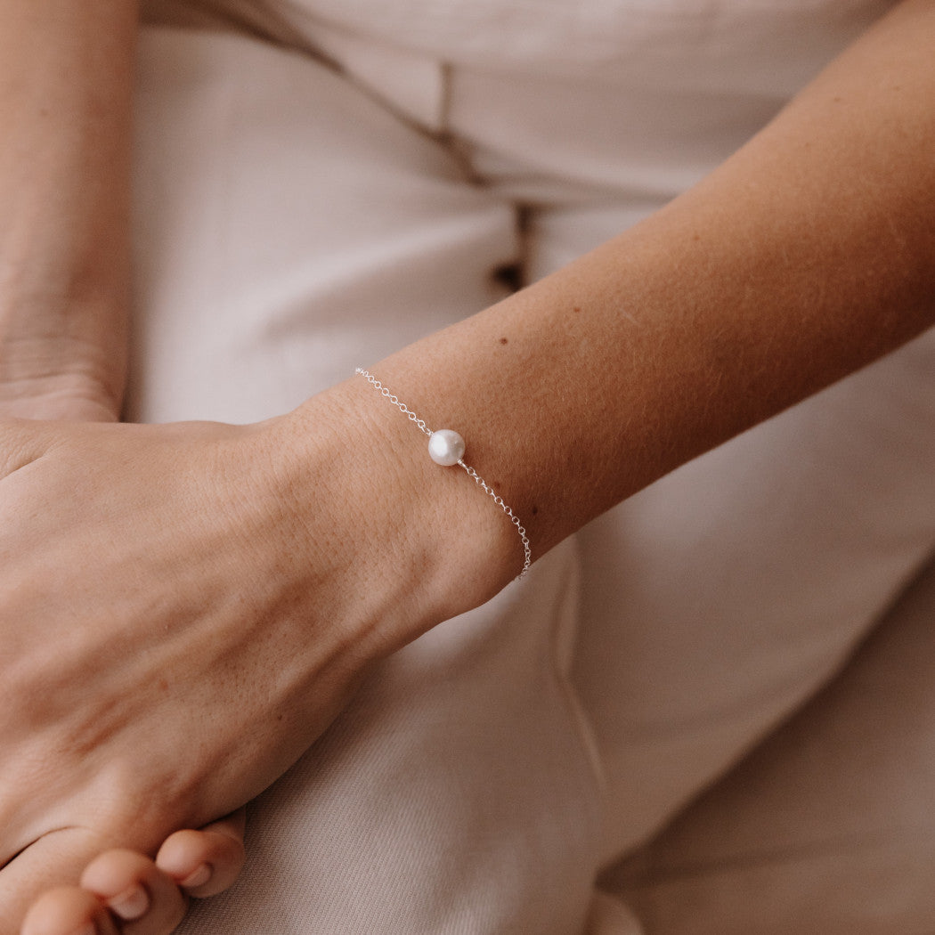 Single Round White Pearl Bracelet - Amari