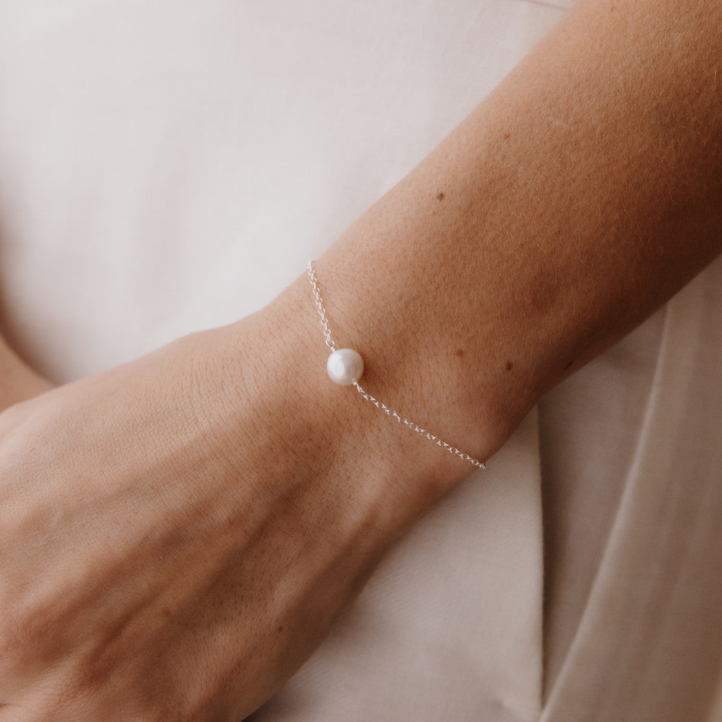 Single Round White Pearl Bracelet - Amari