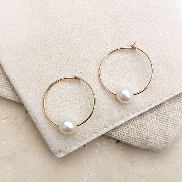 Wire Hoop Round Pearl Earrings - KIRI & BELLE